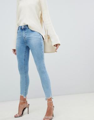 Светлые укороченные джинсы скинни с завышенной талией и рваной отделкой по краю Alana J Brand. Цвет: синий