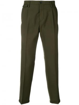 Зауженные брюки со складками Pt01. Цвет: зеленый