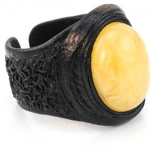 Необычное кольцо-перстень из натуральной кожи с овальной вставкой яркого медового янтаря Amberholl