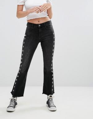 Расклешенные укороченные джинсы с люверсами Pimkie. Цвет: черный