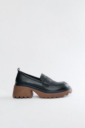 Туфли-лоферы кожаные на каблуке с тракторной платформой befree. Цвет: черный