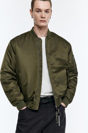 Куртка-бомбер утепленная с карманом на рукаве befree. Цвет: зеленый