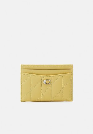 Кошелек ESSENTIAL QUILTED PILLOW CARD CASE , цвет light yellow Coach