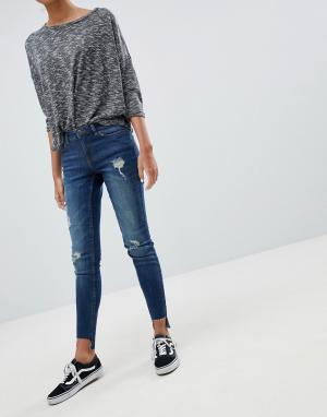 Потертые зауженные джинсы Florence JDY. Цвет: синий