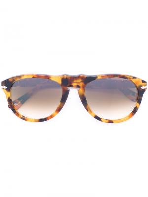 Солнцезащитные очки в круглой оправе Persol. Цвет: коричневый