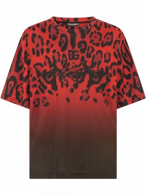 Футболка с леопардовым принтом и логотипом Dolce & Gabbana. Цвет: красный