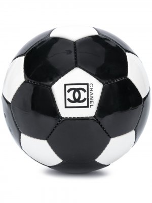 Футбольный мяч с логотипом CC Chanel Pre-Owned. Цвет: черный