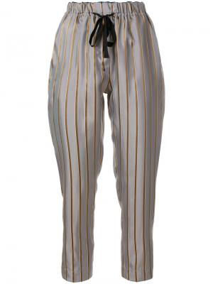 Укороченные полосатые брюки Forte. Цвет: серый