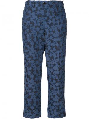 Укороченные брюки с цветочным узором Julien David. Цвет: синий