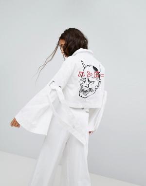 Джинсовая куртка с широкими рукавами и принтом на спине Hanger. Цвет: белый