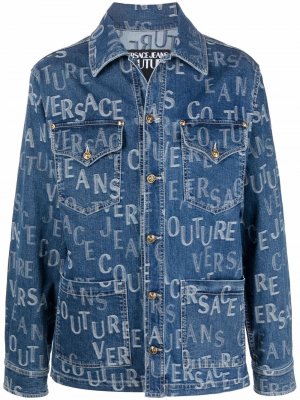 Джинсовая рубашка с вышитым логотипом Versace Jeans Couture. Цвет: синий