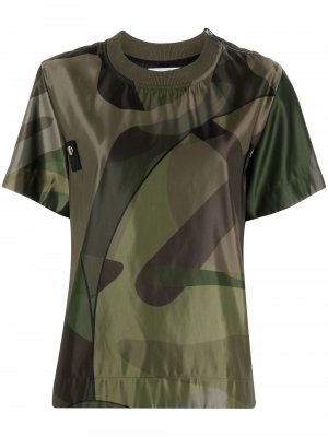 Плиссированная футболка с абстрактным принтом sacai. Цвет: зеленый