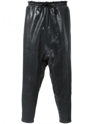 Укороченные спортивные брюки с вощеным покрытием Maison Mihara Yasuhiro. Цвет: чёрный
