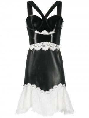 Короткое платье с кружевом Alexander McQueen. Цвет: черный