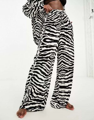 Длинные пляжные брюки с черно-белым зебровым принтом Iisla & Bird. Цвет: черный