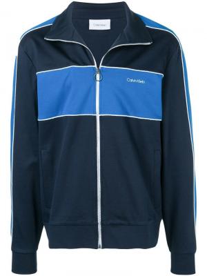 Спортивная куртка с логотипом и вставками Calvin Klein. Цвет: синий