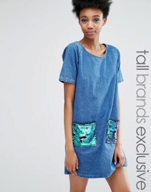 Джинсовое цельнокройное платье с пайетками на карманах Liquor & Poker Tall. Цвет: синий