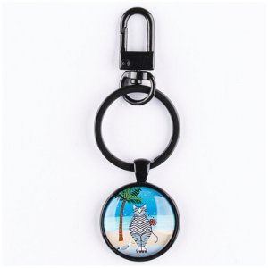 Брелок чёрный с небольшим карабином, большим кольцом для ключей и круглым рисунком Прикольная кошка на роликах в полосатом купальнике стоит пляже под пальмой вместе чайкой DARIFLY