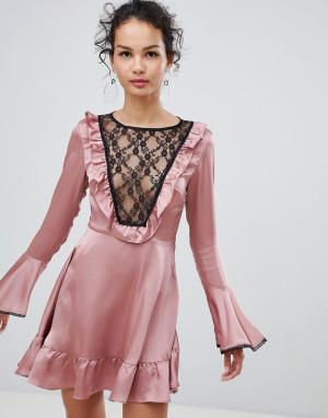 Атласное короткое приталенное платье с кружевной отделкой Glamorous. Цвет: розовый