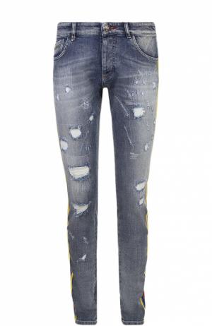 Зауженные джинсы с декоративными потертостями и контрастным принтом Philipp Plein. Цвет: синий