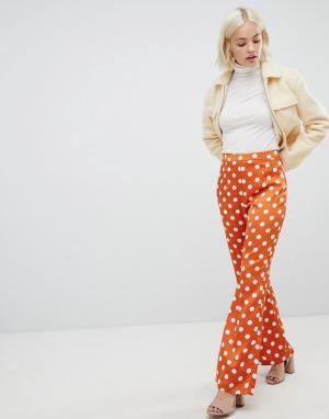 Атласные брюки клеш в горошек Glamorous. Цвет: оранжевый