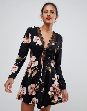 Короткое приталенное платье с кружевной отделкой и цветочным принтом -Черный Missguided