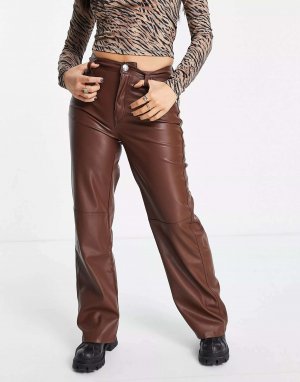 Коричневые прямые брюки из искусственной кожи Petite Bershka. Цвет: коричневый