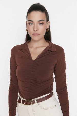 Блузка эластичная трикотажная с воротником-поло, коричневый Trendyol