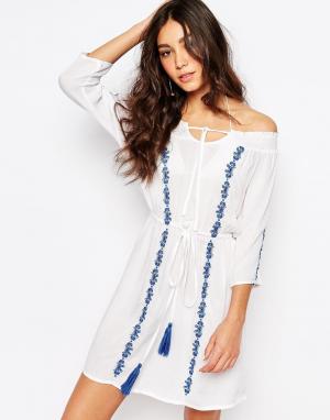 Пляжное платье с широким вырезом и вышивкой Akasa. Цвет: белый