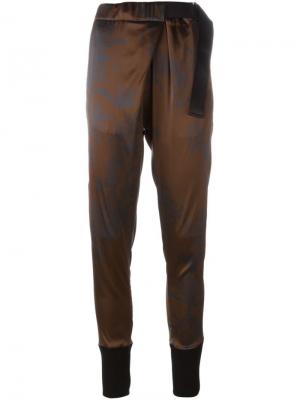 Зауженные брюки с цветочным принтом Ann Demeulemeester. Цвет: коричневый