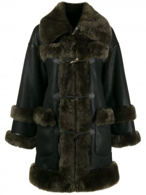 Пальто с отделкой из овчины Urbancode. Цвет: черный