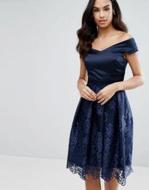 Платье миди с кружевной юбкой и открытыми плечами Vesper. Цвет: темно-синий