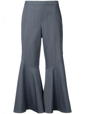 Укороченные расклешенные брюки Muveil. Цвет: серый