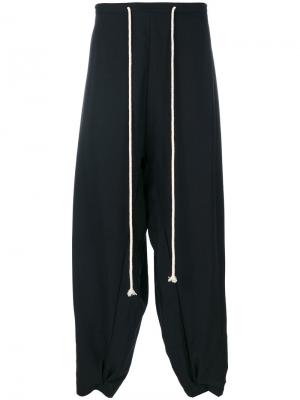 Спортивные штаны на завязках Yuiki Shimoji. Цвет: черный