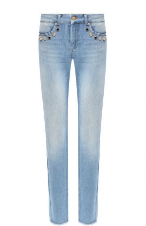 Укороченные джинсы с потертостями и декоративной отделкой Escada Sport. Цвет: голубой