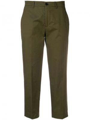 Укороченные брюки строгого кроя Berwich. Цвет: зеленый