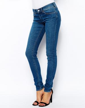 Зауженные моделирующие джинсы с классической талией Wrangler. Цвет: лазурный
