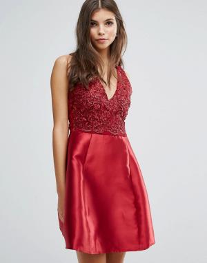 Короткое приталенное платье с декоративной отделкой на топе AX Paris. Цвет: красный