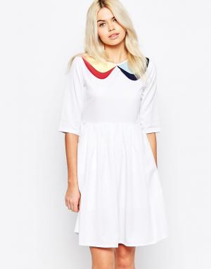 Короткое приталенное платье с рукавами 3/4 и контрастным воротником Th The WhitePepper. Цвет: белый
