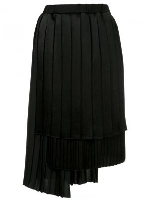 Асимметричная плиссированная юбка Astraet. Цвет: чёрный