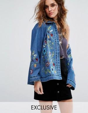 Свободная джинсовая куртка с цветочной вышивкой Sacred Hawk. Цвет: синий