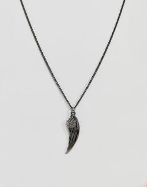 Серебристое состаренное ожерелье с подвеской-пером Simon Carter. Цвет: серебряный
