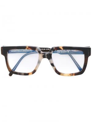 Солнцезащитные очки в квадратной оправе Kuboraum. Цвет: коричневый