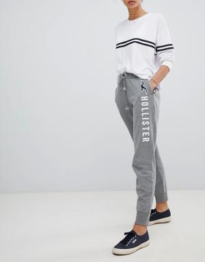 Классические спортивные штаны с логотипом Hollister. Цвет: серый
