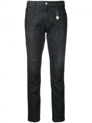 Узкие джинсы с подвеской-сердцем Muveil. Цвет: чёрный