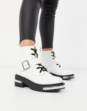 Белые ботинки в байкерском стиле с эффектом крокодиловой кожи и пряжками -Белый Missguided