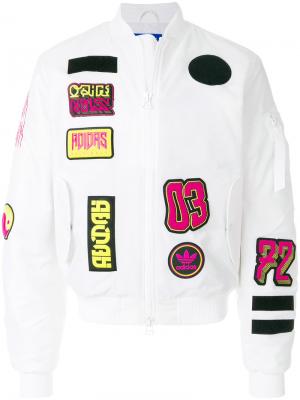 Куртка-бомбер с заплатками логотипом Adidas. Цвет: белый