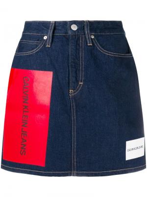 Джинсовая юбка с заплатками логотипом Calvin Klein Jeans. Цвет: синий