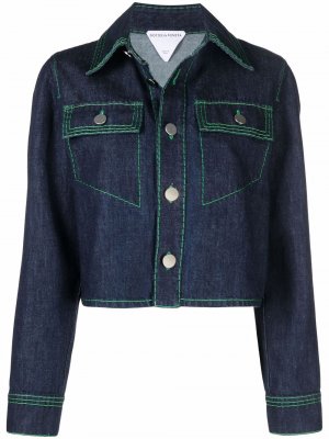 Укороченная джинсовая куртка с контрастной строчкой Bottega Veneta. Цвет: синий