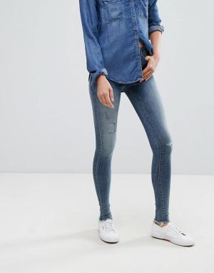 Состаренные зауженные джинсы с необработанными краями Esprit. Цвет: синий